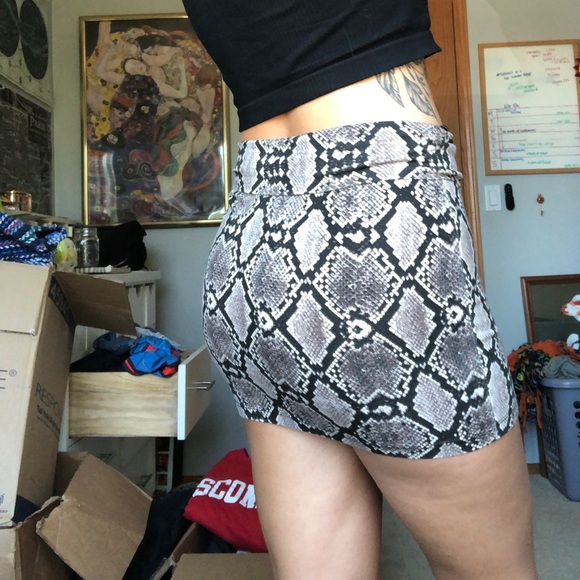 snake print short skirt - Picture 4 of 4